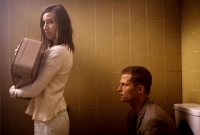 Barfuss Leila (Johanna Wokalek) weicht Nick (Til Schweiger) nicht mehr von der Seite.