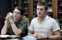 Evil Problemkind Erik (Andreas Wilson, rechts) versucht vergeblich, an seiner neuen Schule brav zu bleiben.
