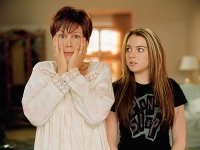 Freaky Friday Mutter Tess (Jamie Lee Curtis) und Tochter Anna (Lindsay Lohan) tauschen die Rollen.