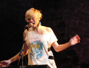 Wenn Minki Warhol singt, ist sie voll da. Wenn nicht, wirkt sie fast wie abwesend. Aber immer noch sexy.