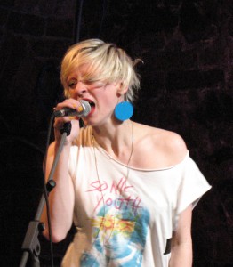Ihr Outfit diesmal: Sonic Youth trifft Gaffa-Tape.