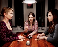 Bei manchen Menschen hilft nur Voodoo Beate, Jenny und Doris (von links) sinnen auf Rache. Foto: © Christiane Pausch - Sat1