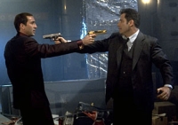 Face Off Der Terrorist Castor Troy (Nicolas Cage, links) und FBI-Agent Sean Archer (John Travolta) tauschen die Rollen.