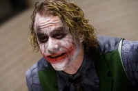 The dark knight Der Joker (Heath Ledger) hält nicht nur die Polizei von Gotham in Atem, sondern auch die Mafia.