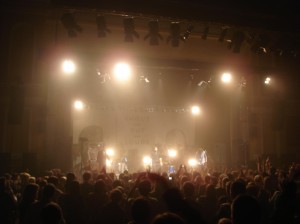 Nach der Zugabe gab es eine artige Verbeugung der Shout Out Louds.