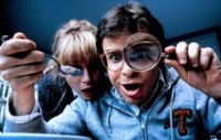 Liebling, ich habe die Kinder geschrumpft So ein Ärger: Wayne (Rick Moranis) und Diane (Marcia Strassman) können ihre Kinder nur noch unter der Lupe erkennen.