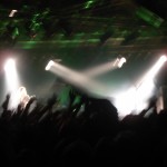 Was man vielleicht erkennt: Das ist ein Crowdsurfer. Was man nicht erkennt: mit blutig roten Schuhen.