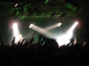Was man vielleicht erkennt: Das ist ein Crowdsurfer. Was man nicht erkennt: mit blutig roten Schuhen.