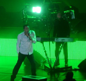 Andy McCluskey hat unverkennbar den staksigen Tanz erfunden, den auch The Rakes gerne aufführen.