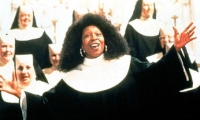 Sister Act Als Doloris (Whoopi Goldberg) sich verstecken muss, wird aus ihr eine Nonne.