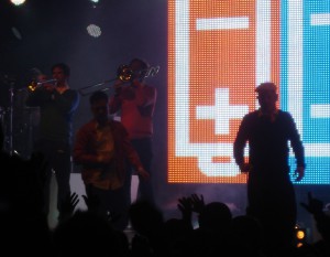 Zwei Bläser, zwei Gitarristen, ein DJ, ein Keyboarder und ein Drummer unterstützten Fettes Brot.