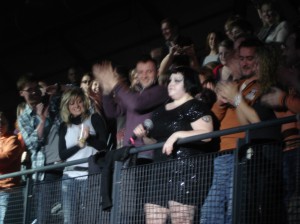 Gossip Eine Naturgewalt: Beth Ditto kletterte sogar auf die Tribüne zu den Fans.