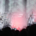 Selig künstlerisch fotografiert, Teil 3: Ob dieser verschwommene Effekt damit zusammenhängt, dass das Konzert von einer Brauerei gesponsert wird?