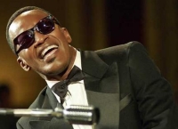 Ray Ray Charles (Jamie Foxx) stellt die Musikwelt auf den Kopf.