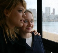 Schwesterherz Anna (Heike Makatsch, links) und Maria (Anna Maria Mühe) wollen sich in einem Urlaub besser kennen lernen.