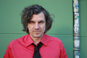 Kristof Schreuf Kristof Schreuf brauchte nur Stimme und Gitarre, um für viel Spannung zu sorgen. Foto: Buback