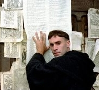 Luther Der Mönch Martin Luther (Joseph Fiennes) bringt die Kirche gegen sich auf.