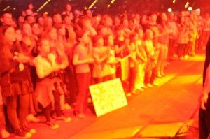 Viele der jungen Fans in der ersten Reihe konnten ihre Aufregung schon vor der Show kaum im Zaum halten.
