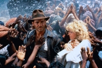 Indiana Jones und der Tempel des Todes Indiana Jones (Harrison Ford) und Willie (Kate Capshaw) müssen in Indien notlanden.