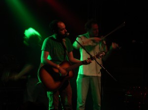 Sänger Greg Jamie und der peinlichste Mann des Abends: Geiger Bob Pycior.