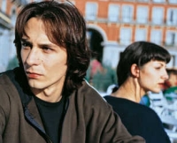 Die Liebenden vom Polarkreis Otto (Fele Martínez) und Ana (Najwa Nimri) verlieben sich als Teenager - und kommen nicht voneinander los.
