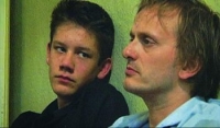 Netto Sebastian (Sebastian Butz) hilft seinem Vater (Milan Peschel) bei der Jobsuche.