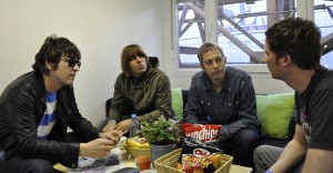 Beady Eye Ja, ich habe Beady Eye zum Interview getroffen. Spannendste Erkenntnis: Liam Gallagher ist ein Fan von Miley Cyrus.