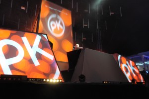 Paul Kalkbrenner sah auf der Riesen-Bühne aus wie eine Playmobilfigur.