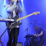 Der Sänger von The Naked And Famous wechselte fliegend zwischen Gitarre und Synthie.