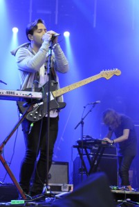 Der Sänger von The Naked And Famous wechselte fliegend zwischen Gitarre und Synthie.