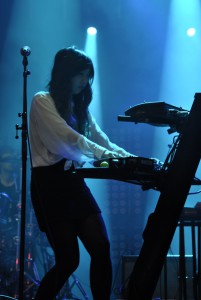 Seine Bandkollegin Alisa Xayalith beschränkte sich auf ein Instrument.