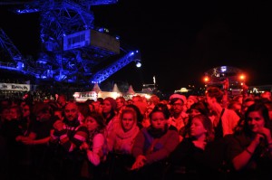 Die Fans in der ersten Reihe rätseln bestimmt gerade, warum diese Location auch Stadt aus Eisen genannt wird.