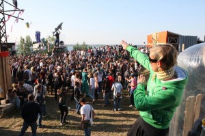 Beim Melt 2011 wurde sogar in den Umbaupausen weiter getanzt. Foto: Melt-Festival