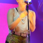 Schon während der ersten zwei Songs legte Robyn einen Striptease hin.