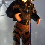 Zu Beginn trug sie noch eine Bomberjacke und Sonnenbrille.
