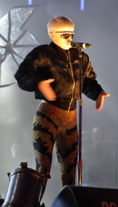 Zu Beginn trug sie noch eine Bomberjacke und Sonnenbrille.