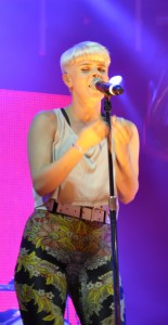 Robyn Robyn zeigt sich mit einem Coldplay-Cover von ihrer sanften Seite.