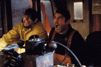 Der Sturm Captain Billy Tyne (George Clooney, rechts) und Bobby Shatford (Mark Wahlberg) geraten in den Sturm des Jahrhunderts.