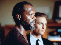 Die Jury Anwalt Jake Brigance (Matthew McConaughey, rechts) will Carl Lee Hailey (Samuel L. Jackson) vor der Todesstrafe bewahren.