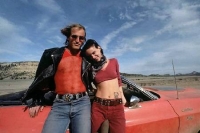Natural Born Killers Mallory (Juliette Lewis) und Mickey (Woody Harrelson) verstehen sich als moderne Ausgabe von Bonnie & Clyde.