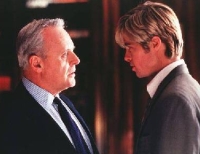 Rendezvous mit Joe Black Joe Black (Brad Pitt, rechts) stellt das Leben von William Parrish (Anthony Hopkins) auf den Kopf.