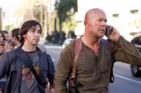 Stirb langsam 4.0 Matt Farrell (Justin Long, links) ist für John McClane (Bruce Willis) der Schlüssel zu einer Verschwörung.