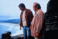 Tod im Spiegel Daniel (Tom Berenger, links) versucht, sich an seinen fatalen Unfall zu erinnern.