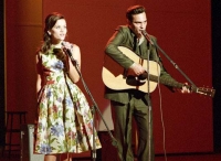 Walk The Line Johnny Cash (Joaquin Phoenix) und June Carter (Reese Witherspoon) sind nicht nur auf der Bühne eine explosive Mischung.