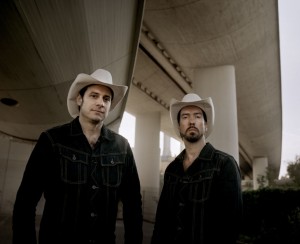 The BossHoss Kurz vor dem Tour-Start beschenken The BossHoss noch einmal ihre Fans. Foto: Universal/Erik Weiss