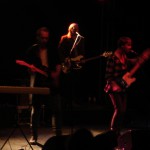Alle dürfen bei You Say France & I Whistle singen. Nur die Gitarren haben nicht für fünf Leute gereicht.