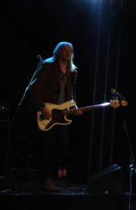 Welcher Geographielehrer hat wohl das Outfit von Bassist Christian Wester gestiftet?