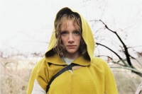 The Village Ivy (Bryce Dallas Howard) will es wagen, ganz allein die Sicherheit des Dorfes zu verlassen.
