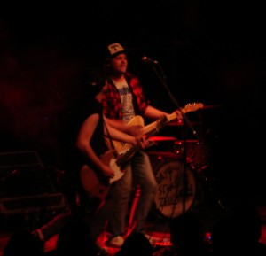 Sebel van der Nijhoff So rettet man den Rock'N'Roll: Sebel van der Nijhoff post sich mit seiner Band durch alle Klassiker.