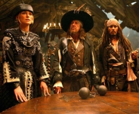 Fluch der Karibik 3 Elizabeth Swann (Keira Knightley), Captain Hector Barbossa (Geoffrey Rush) und Captain Jack Sparrow (Johnny Depp, von links) wollen sich zusammenschließen.